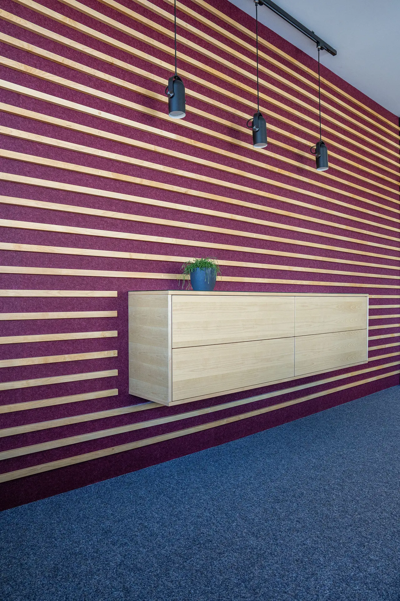 massgefertigte-akustikwand-sideboard-echtholz-flur