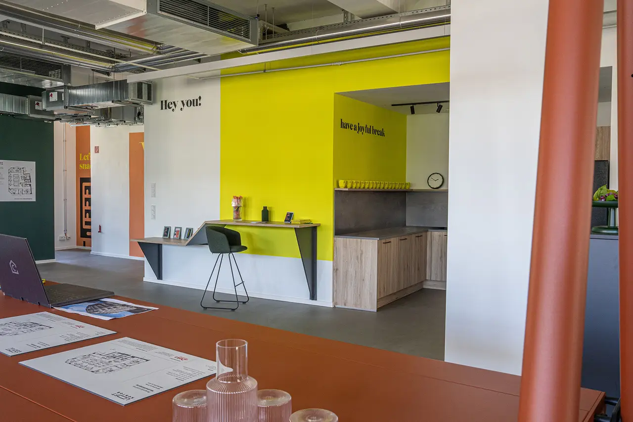 workcafe-stehtisch-tischlerei-zipform-bueromoeble