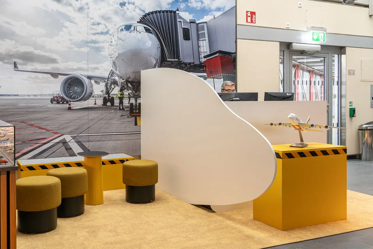objektmoebel-brandschutz-b1-trennwand-flugzeug