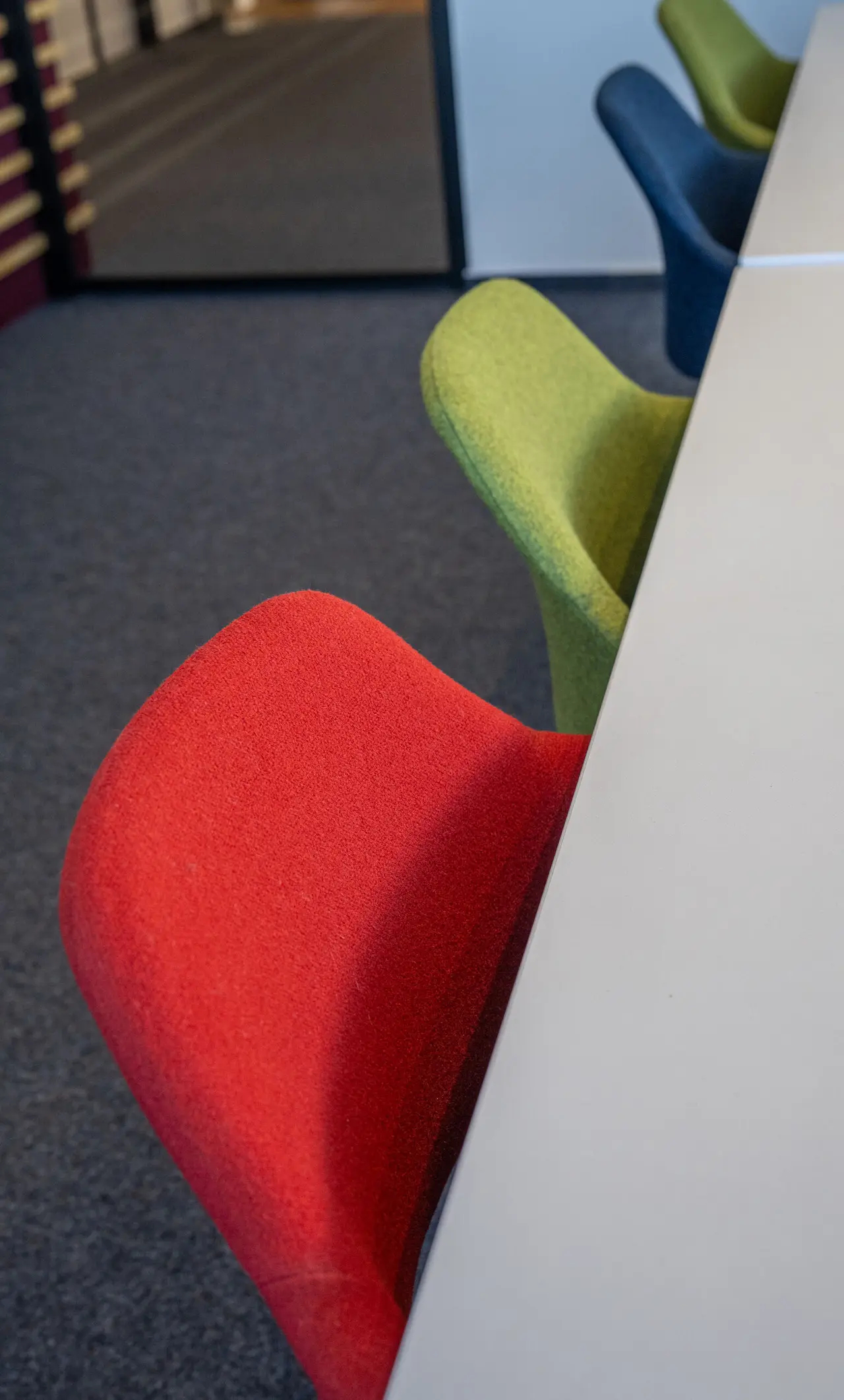 meeting-stuehle-farbkonzept